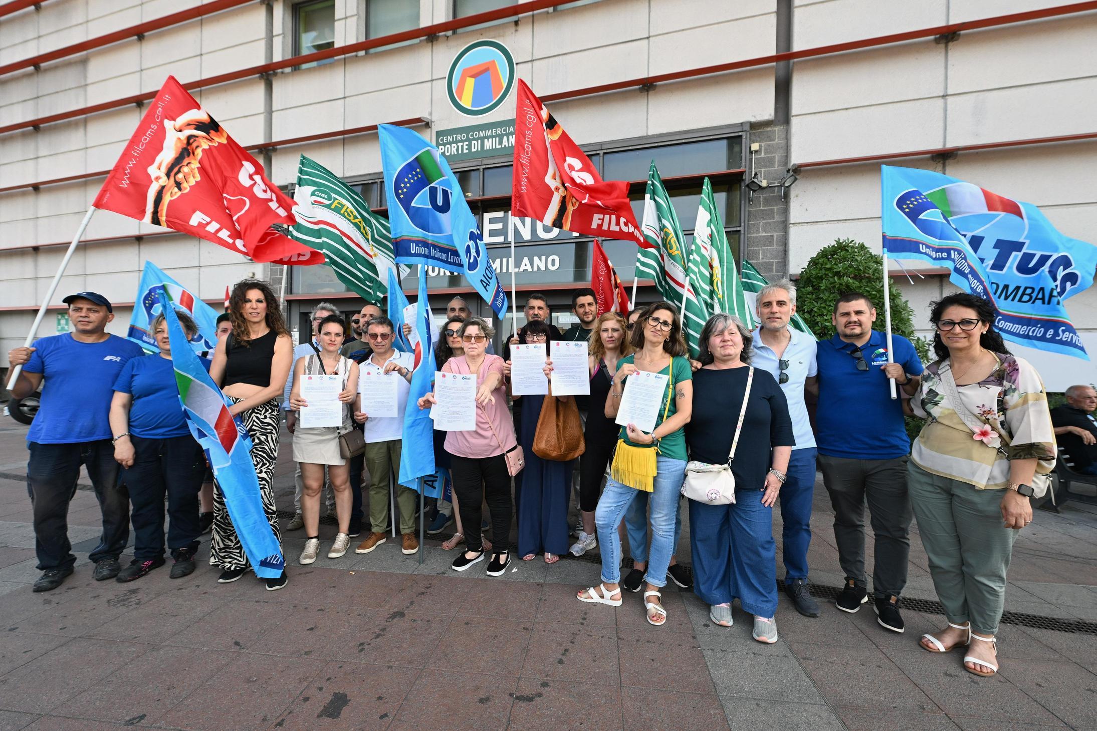 La crisi dell’iper Porte di Milano . Restano in bilico 40 dipendenti: "Spiragli, ma bisogna lavorare" La crisi dell’iper Porte di Milano . Restano in bilico 40 dipendenti: "Spiragli, ma bisogna lavorare"