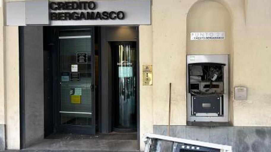 boato distruzione rubare bancomat