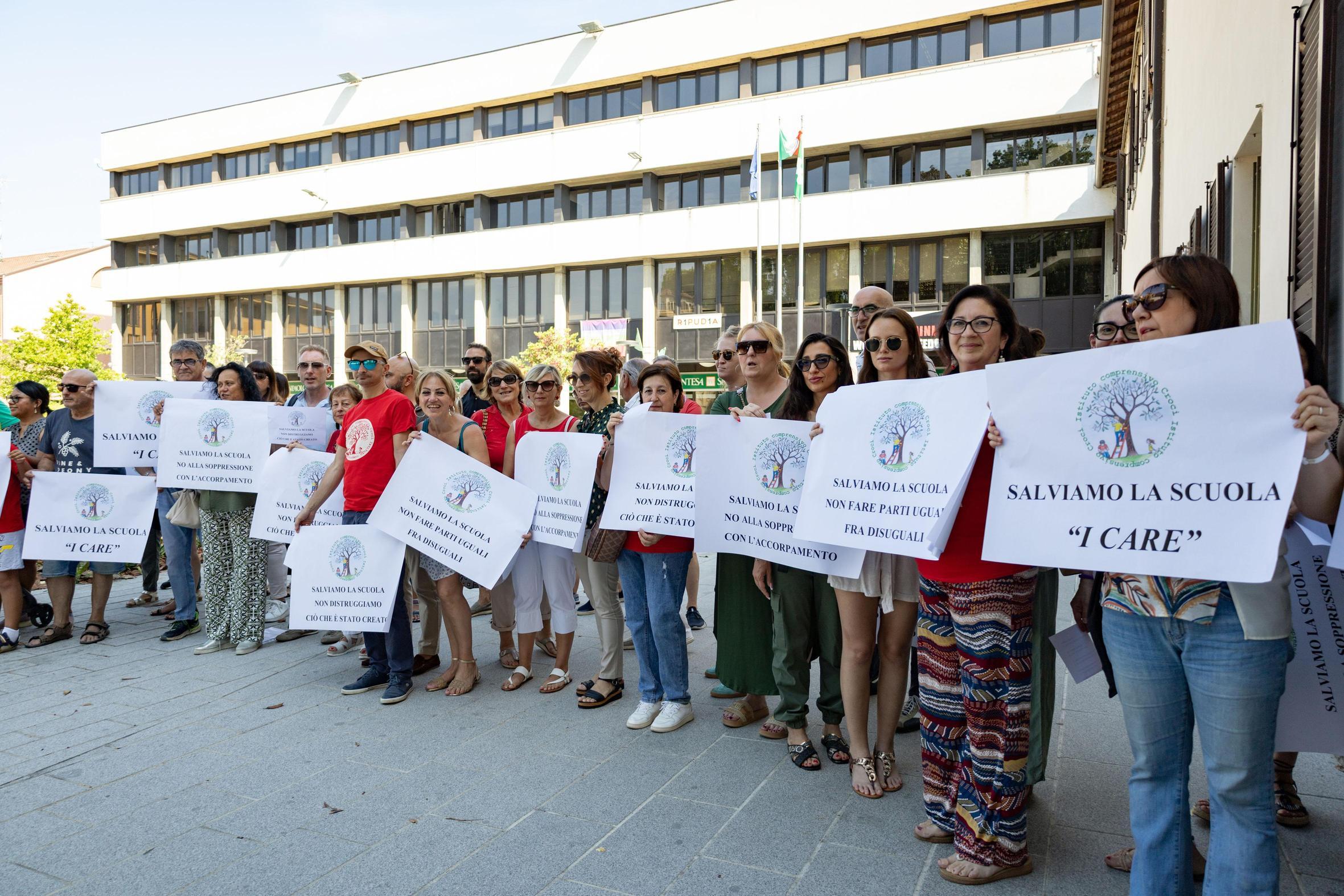 Al Croci protesta di genitori e docenti: "Non vogliamo finire accorpati"