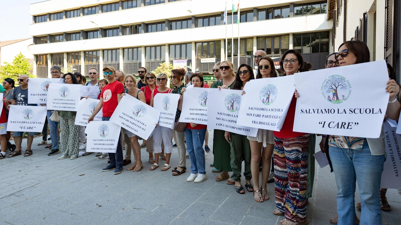 "Confluire nel “Gramsci“ vuol dire creare una maxi realtà da 1.700 alunni e 300 prof, senza garanzie". Paderno, tutti in campo per salvare l’identità e la continuità didattica dell’istituto. E la sindaca “apre“.