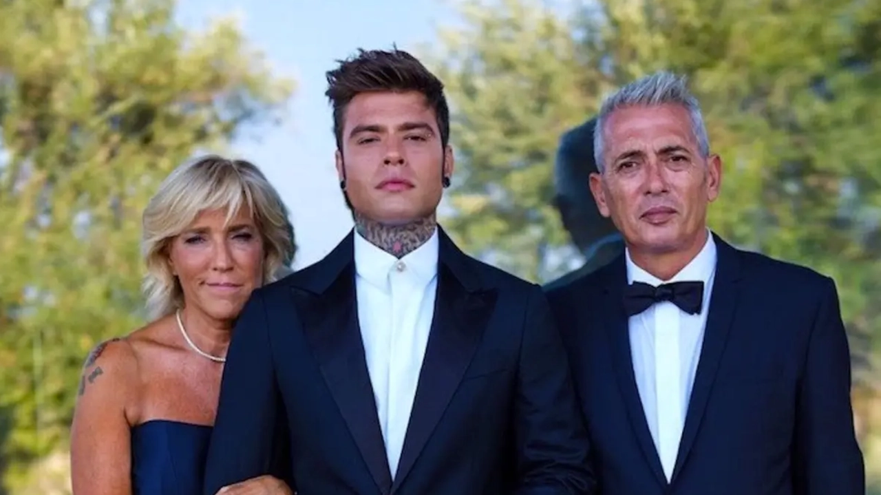 Fedez insieme ai genitori Annamaria Berrinzaghi e Franco Lucia (Instagram) Fedez insieme ai genitori Annamaria Berrinzaghi e Franco Lucia (Instagram)