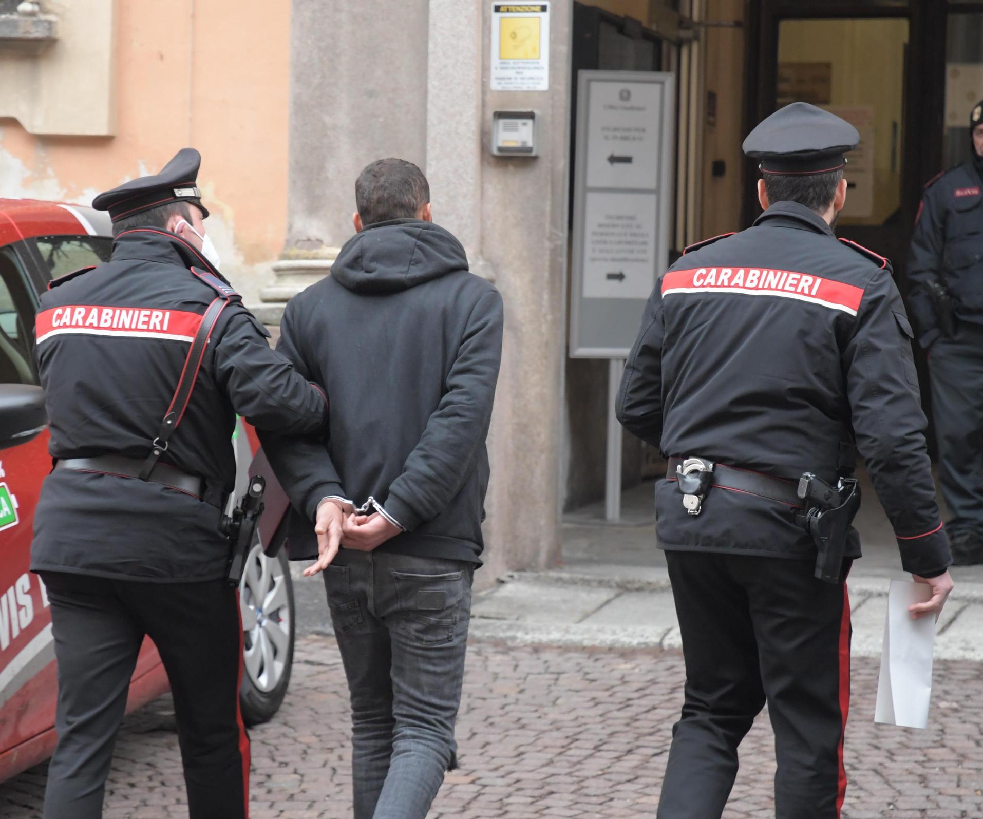 Tredici grammi di droga con sette banconote finte Tredici grammi di droga con sette banconote finte
