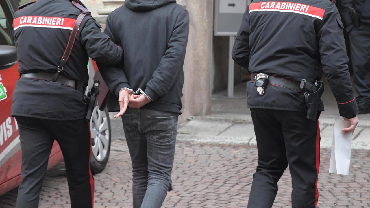 Tredici grammi di droga con sette banconote finte