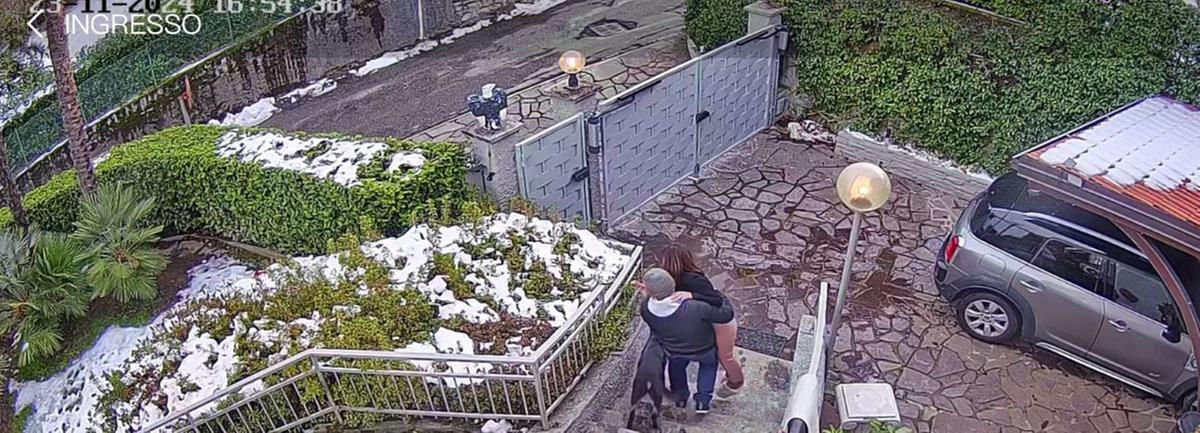 L’incubo di una dottoressa, salvata dal cane da una tentata violenza. Ora la nuova denuncia: “Mi segue, ho paura e indica il mio ciondolo con il simbolo ebraico” L’incubo di una dottoressa, salvata dal cane da una tentata violenza. Ora la nuova denuncia: “Mi segue, ho paura e indica il mio ciondolo con il simbolo ebraico”