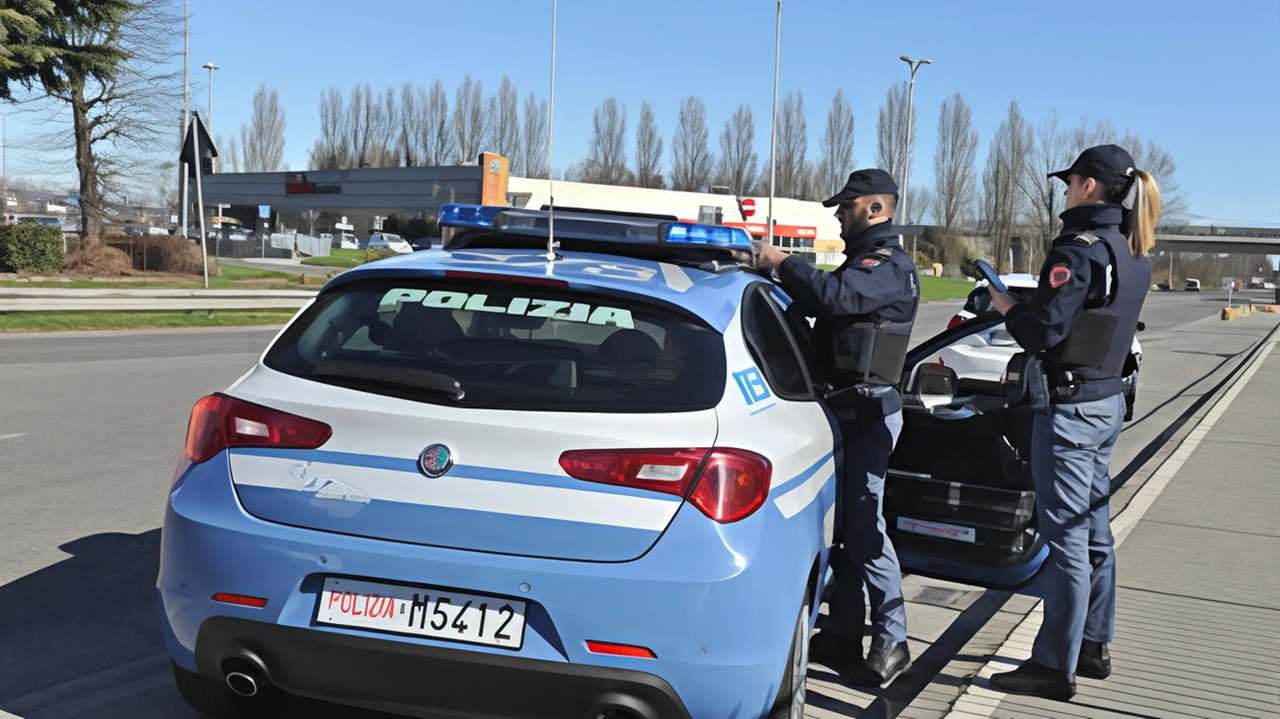 La Questura, in un mese, ha rigettato e revocato 32 permessi di soggiorno. Denunciato italiano che aveva erba e uno strumento “svuota slot machine“. La Questura, in un mese, ha rigettato e revocato 32 permessi di soggiorno. Denunciato italiano che aveva erba e uno strumento “svuota slot machine“.