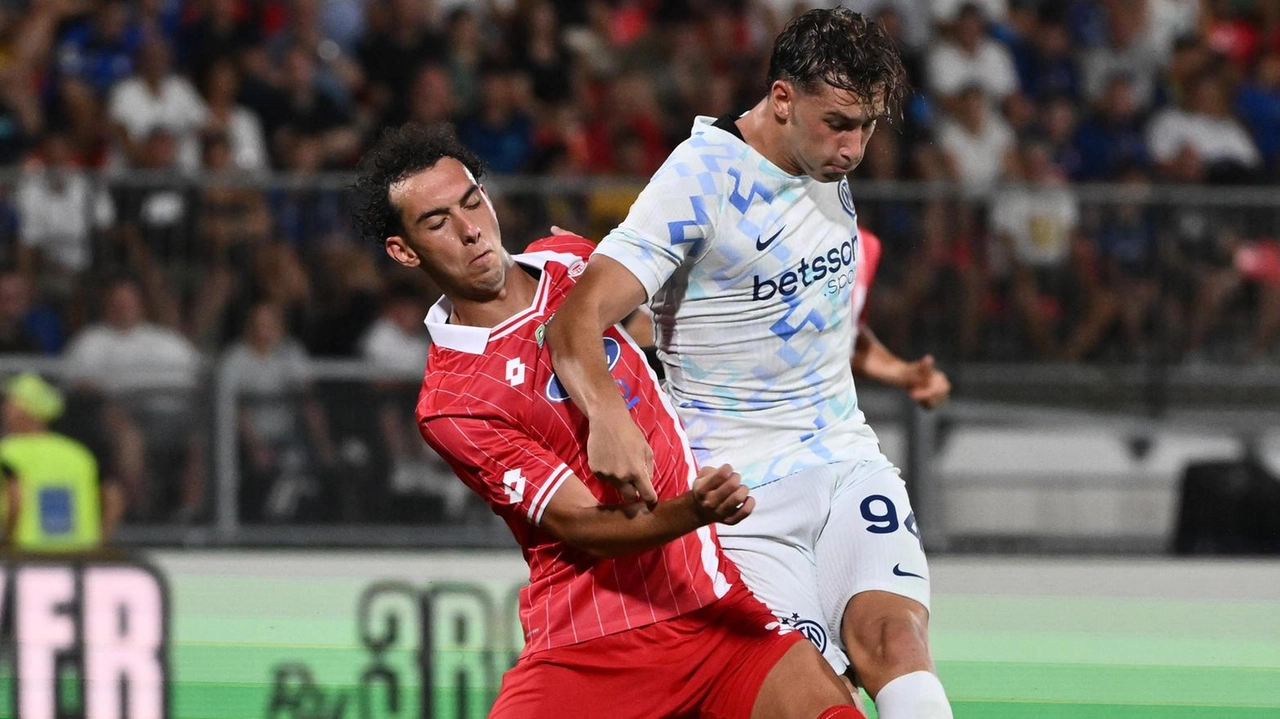 Francesco Pio Esposito (Inter) durante un contrasto con Lorenzo Lucchesi (Monza)