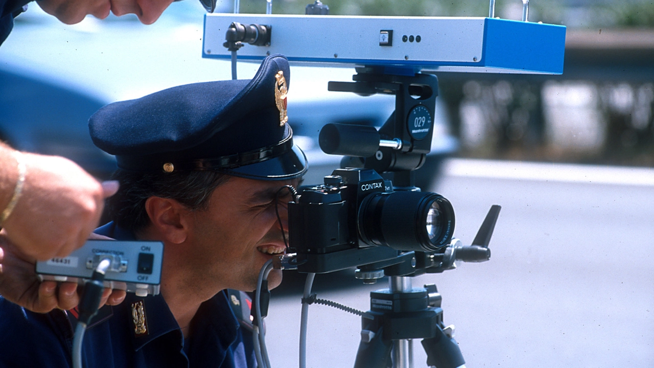 Un controllo della velocità da parte della Polizia stradale (Immagine di repertorio) Un controllo della velocità da parte della Polizia stradale (Immagine di repertorio)