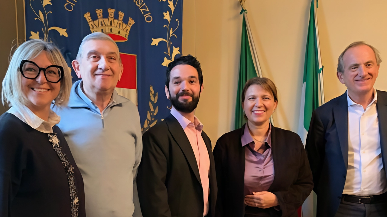 Firmatari e protagonisti del patto che migliorerà la preparazione dei dipendenti comunali Firmatari e protagonisti del patto che migliorerà la preparazione dei dipendenti comunali