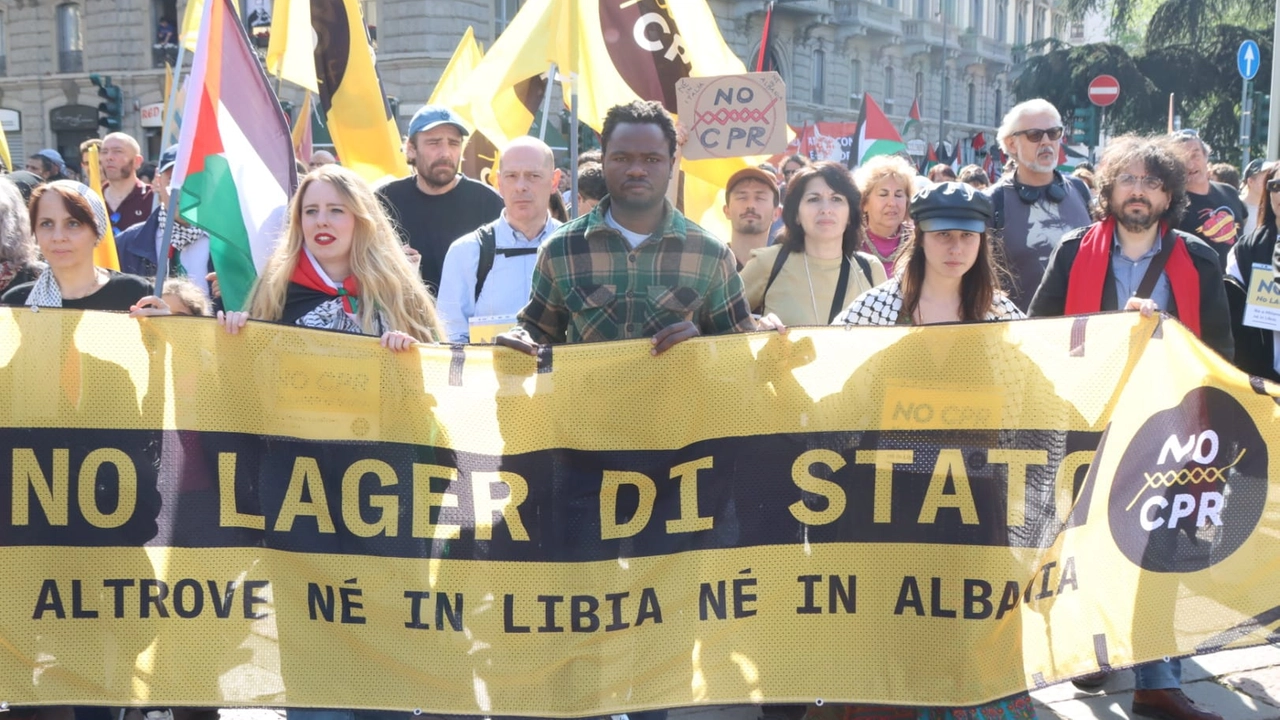 Il corteo No Cpr a Milano (Foto Salmoirago)