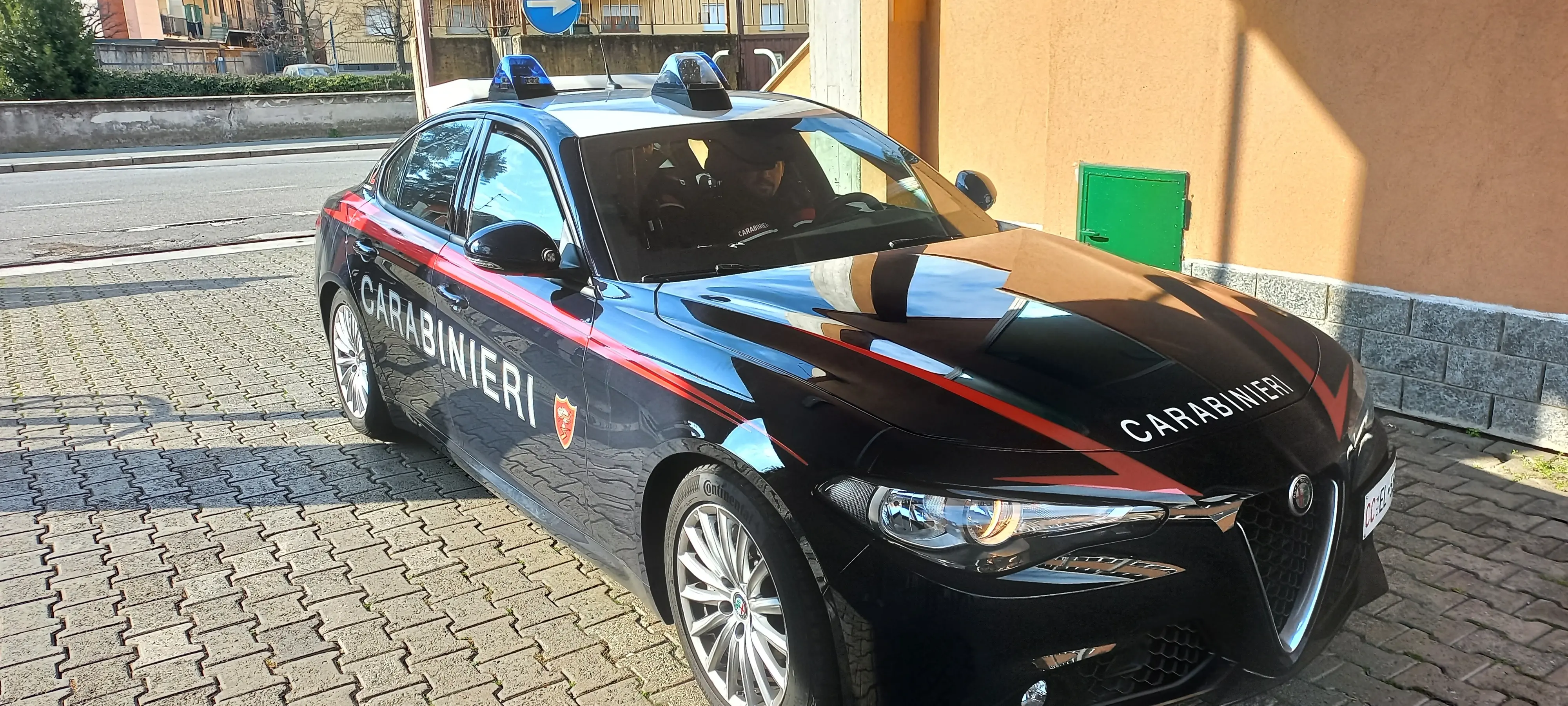 Pogliano Milanese, non si ferma all'alt e si schianta contro un'altra auto e un ciclista