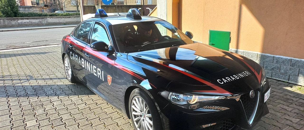 Pogliano Milanese, non si ferma all'alt e si schianta contro un'altra auto e un ciclista