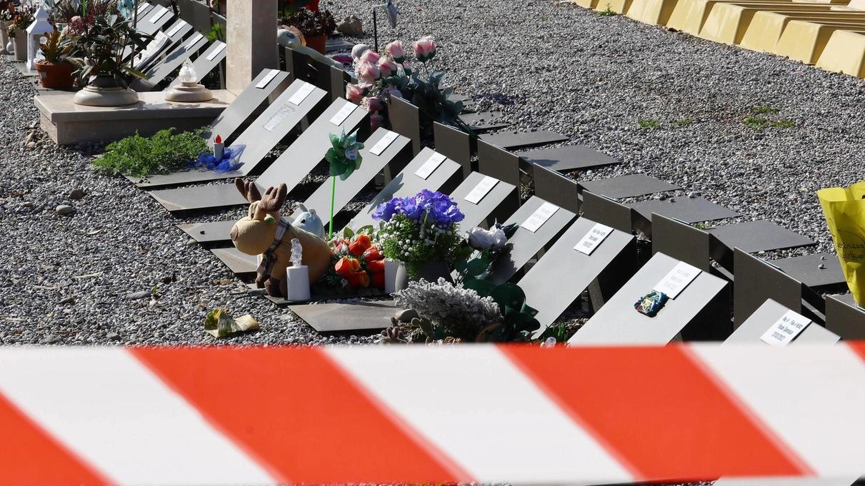 Il sequestro di un’area del cimitero Vantiniano di Brescia L’accusa contesta un numero spropositato di tombe rimosse rispetto al piano previsto Il sequestro di un’area del cimitero Vantiniano di Brescia L’accusa contesta un numero spropositato di tombe rimosse rispetto al piano previsto