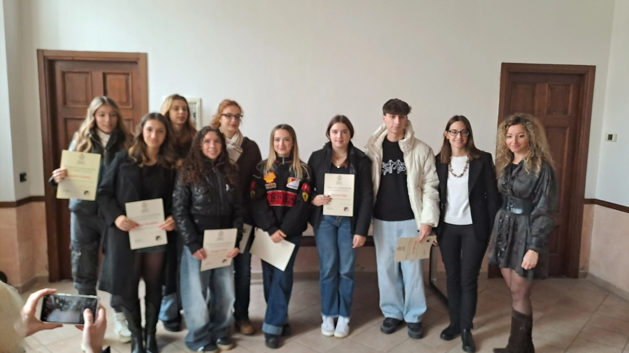 I ragazzi delle scuole Secondarie di Secondo grado, per essere premiati, devono aver conseguito una media di voti almeno del 9 I ragazzi delle scuole Secondarie di Secondo grado, per essere premiati, devono aver conseguito una media di voti almeno del 9