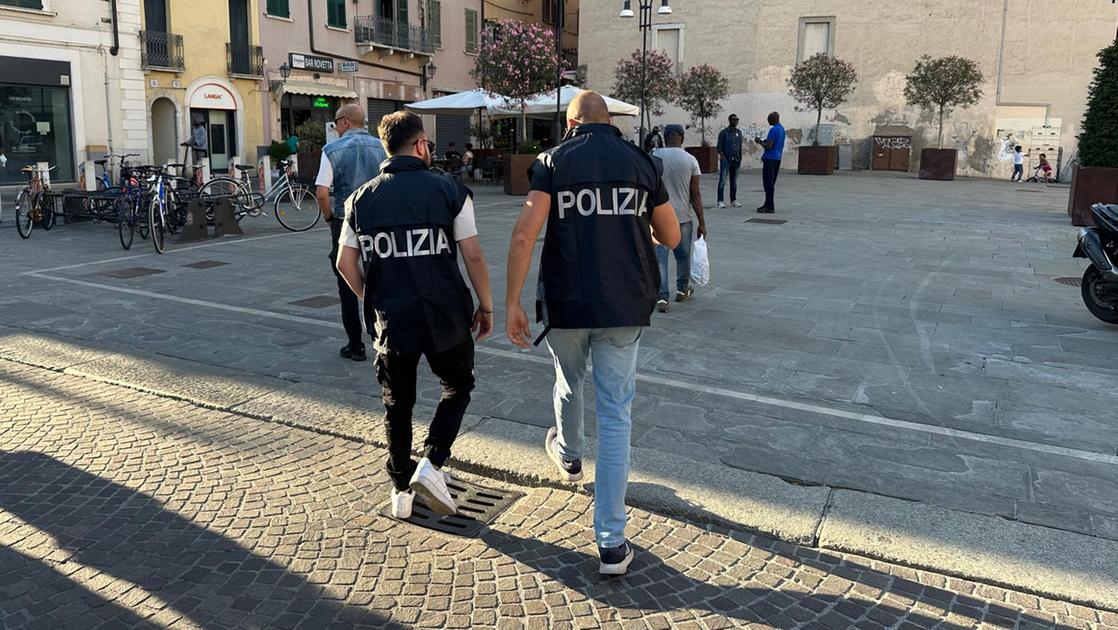 Brescia, pusher tenta la fuga: bloccato e arrestato. Sequestrati coltello, anfetamine e marijuana pronte per lo spaccio Brescia, pusher tenta la fuga: bloccato e arrestato. Sequestrati coltello, anfetamine e marijuana pronte per lo spaccio