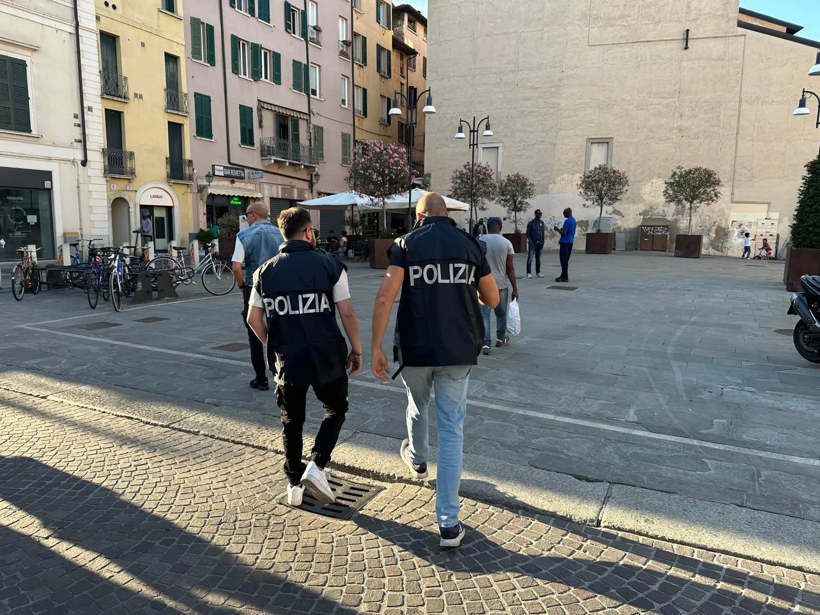 Brescia, pusher tenta la fuga: bloccato e arrestato. Sequestrati coltello, anfetamine e marijuana pronte per lo spaccio