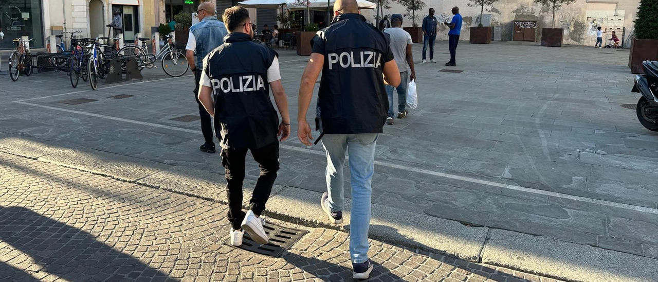 Brescia, pusher tenta la fuga: bloccato e arrestato. Sequestrati coltello, anfetamine e marijuana pronte per lo spaccio