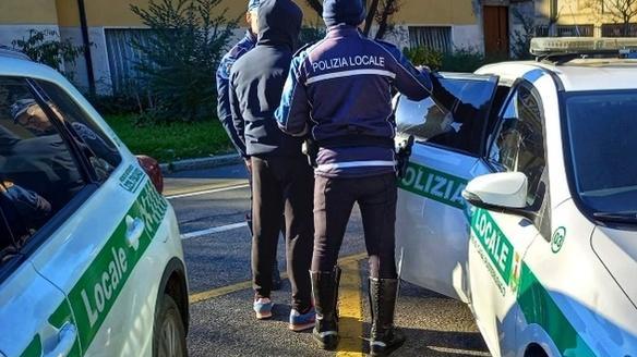 chiedevano l elemosina davanti ai supermercati daspo urbano e multa