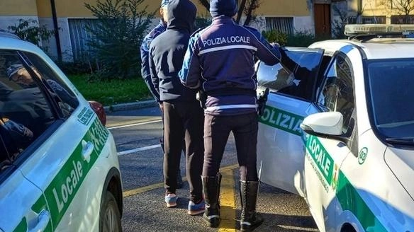 Chiedevano l’elemosina davanti ai supermercati. Daspo urbano e multa
