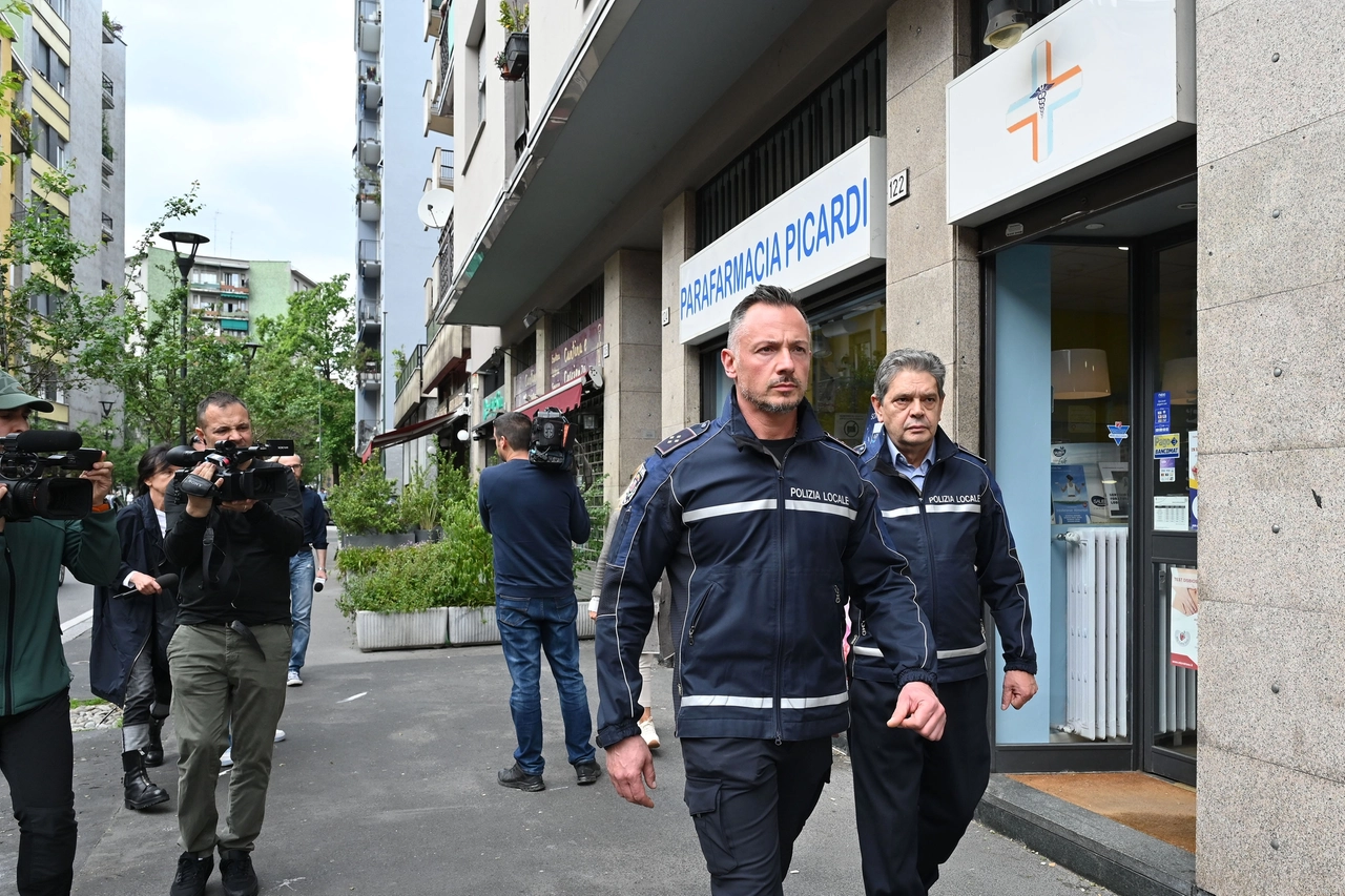 La polizia locale davanti al condominio dove si è consumato il dramma
