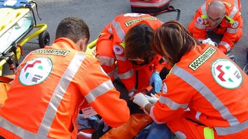 Schianto con un’auto. Motociclista di 19 anni muore dopo il ricovero
