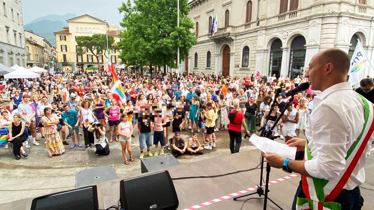 Sul palco del Lecco Pride il sindaco Mauro Gattinoni ha raccontato la storia della bimba Sul palco del Lecco Pride il sindaco Mauro Gattinoni ha raccontato la storia della bimba