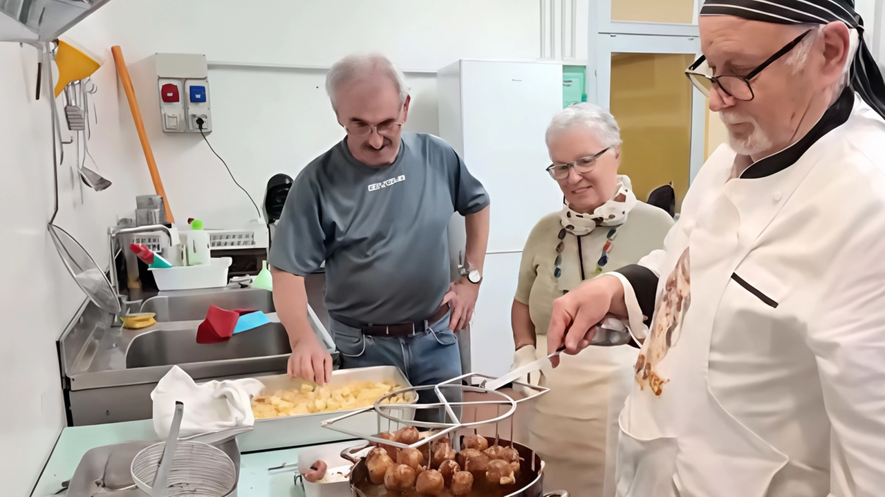 Lo chef Bruno Scilironi e l’“invenzione” per cuocere le frittelle dal cuore di formaggio fuso .