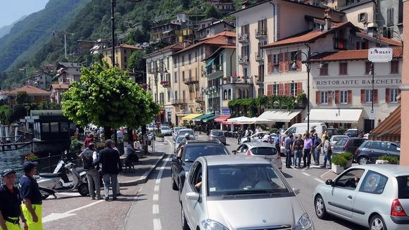 Il traffico lungo la statale Regina nella zona di Argegno durante uno degli ultimi fine settimana Il traffico lungo la statale Regina nella zona di Argegno durante uno degli ultimi fine settimana