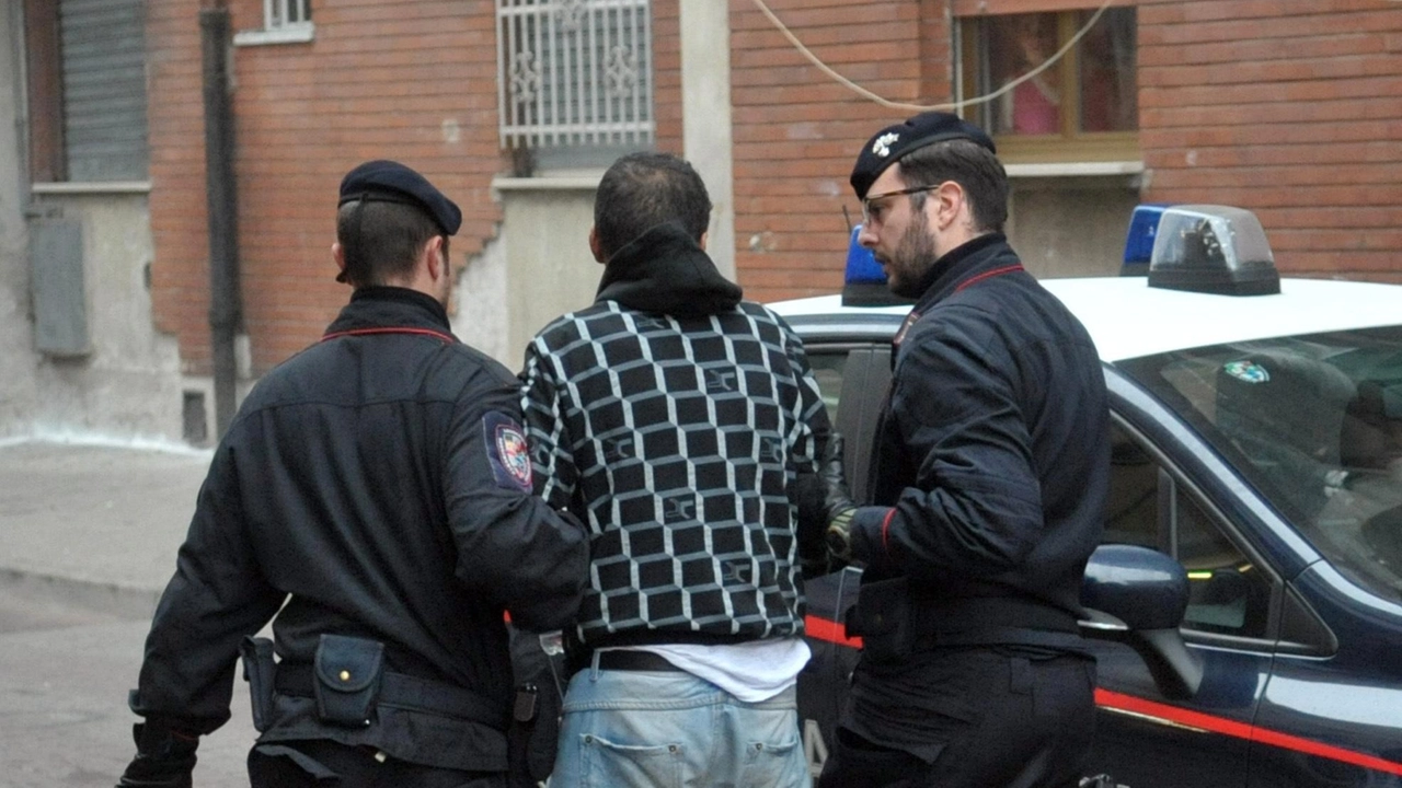 Ha chiesto denaro alla madre come ormai succedeva da tempo e di fronte al diniego l’ha presa per il collo... Ha chiesto denaro alla madre come ormai succedeva da tempo e di fronte al diniego l’ha presa per il collo...