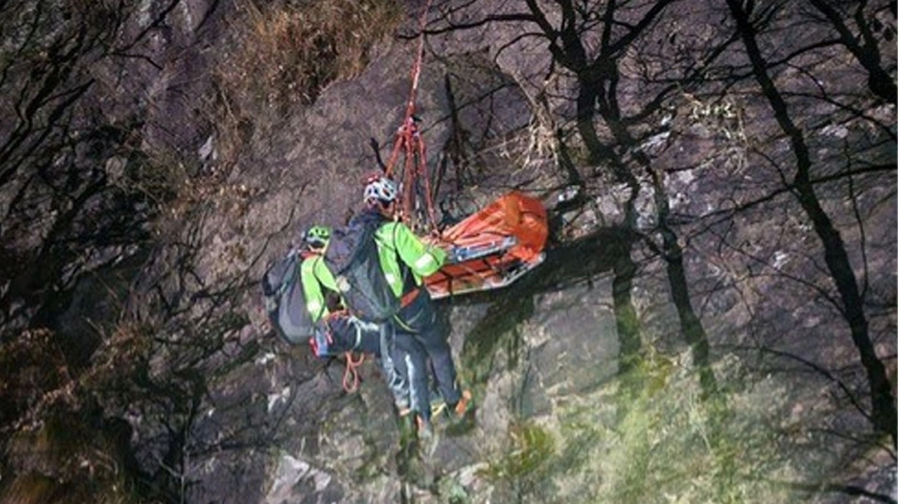 Gli uomini del soccorso alpino impegnati nel soccorso di un cercatore di funghi caduto in un dirupo Gli uomini del soccorso alpino impegnati nel soccorso di un cercatore di funghi caduto in un dirupo