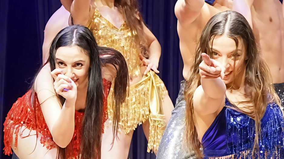 Dieci ballerini e musicisti dal vivo nella commedia “Pap, il Varietà!” Dieci ballerini e musicisti dal vivo nella commedia “Pap, il Varietà!”