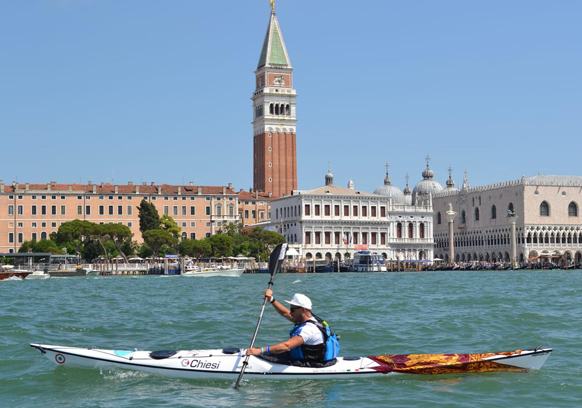 L’impresa di Alessandro Gattafoni, campione di kayak con la fibrosi: “A Venezia la mia storia in una clip”