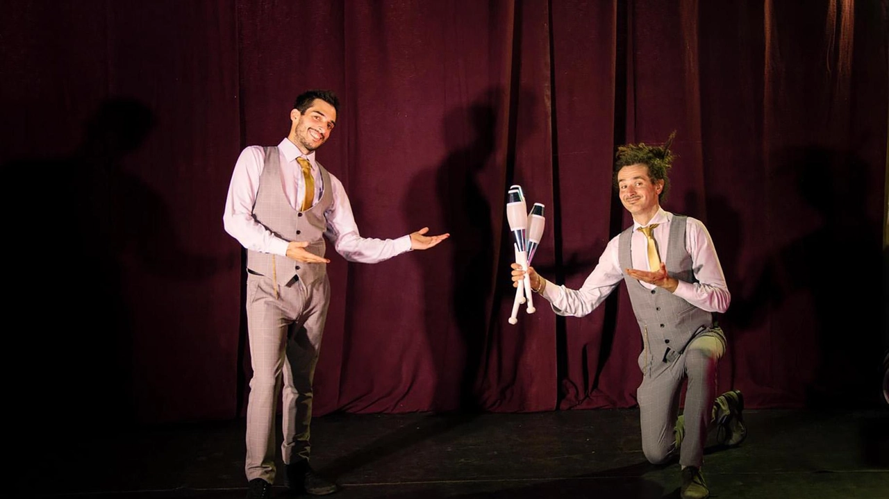 In piazza Trento e Trieste a Monza maghi e giocolieri al festival di teatro urbano. Nel parco di Villa Tittoni a Desio l’affascinante esibizione dell’artista Billy Bolla. In piazza Trento e Trieste a Monza maghi e giocolieri al festival di teatro urbano. Nel parco di Villa Tittoni a Desio l’affascinante esibizione dell’artista Billy Bolla.