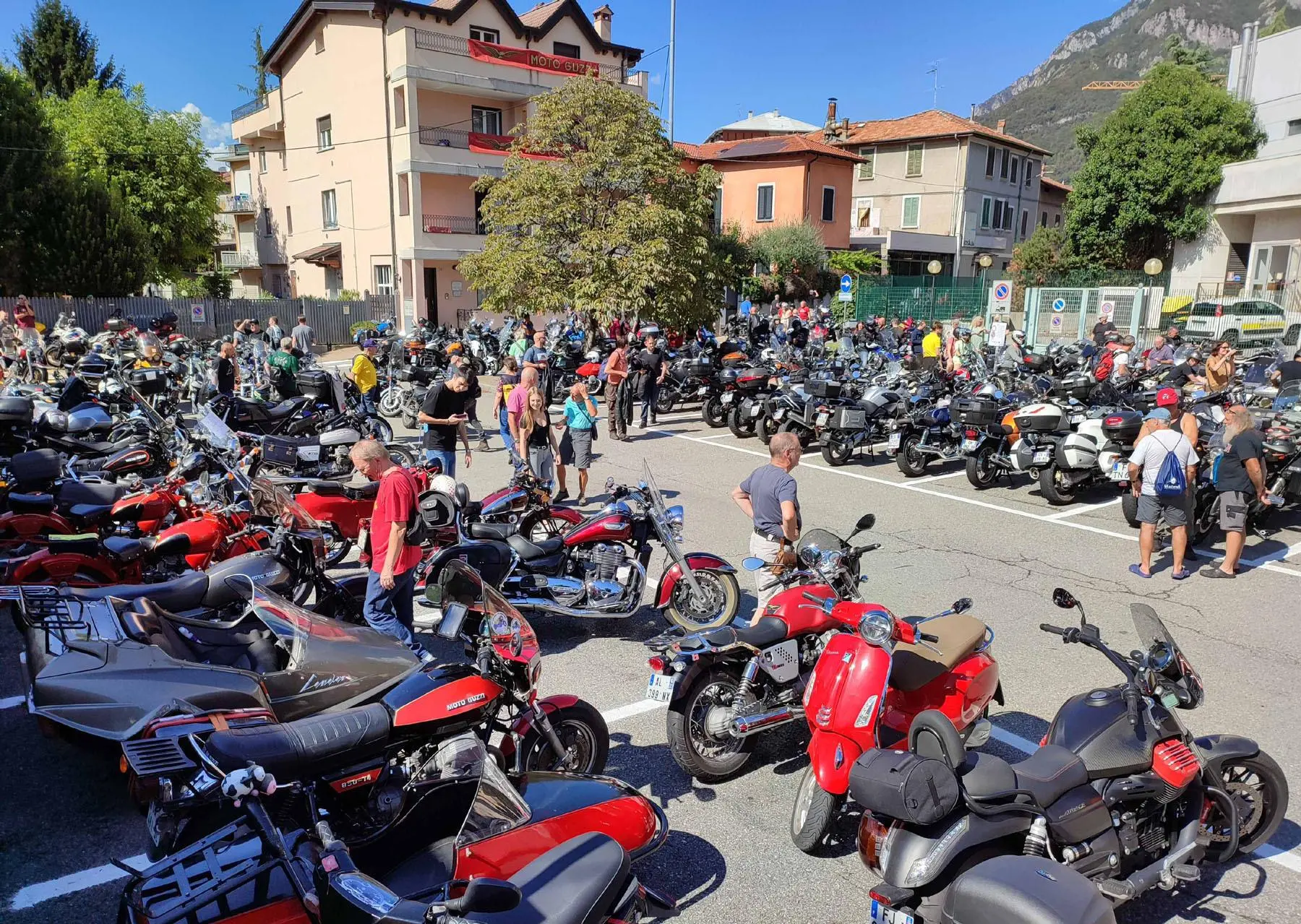 Centinaia di motociclisti in parata davanti alla fabbrica Moto Guzzi