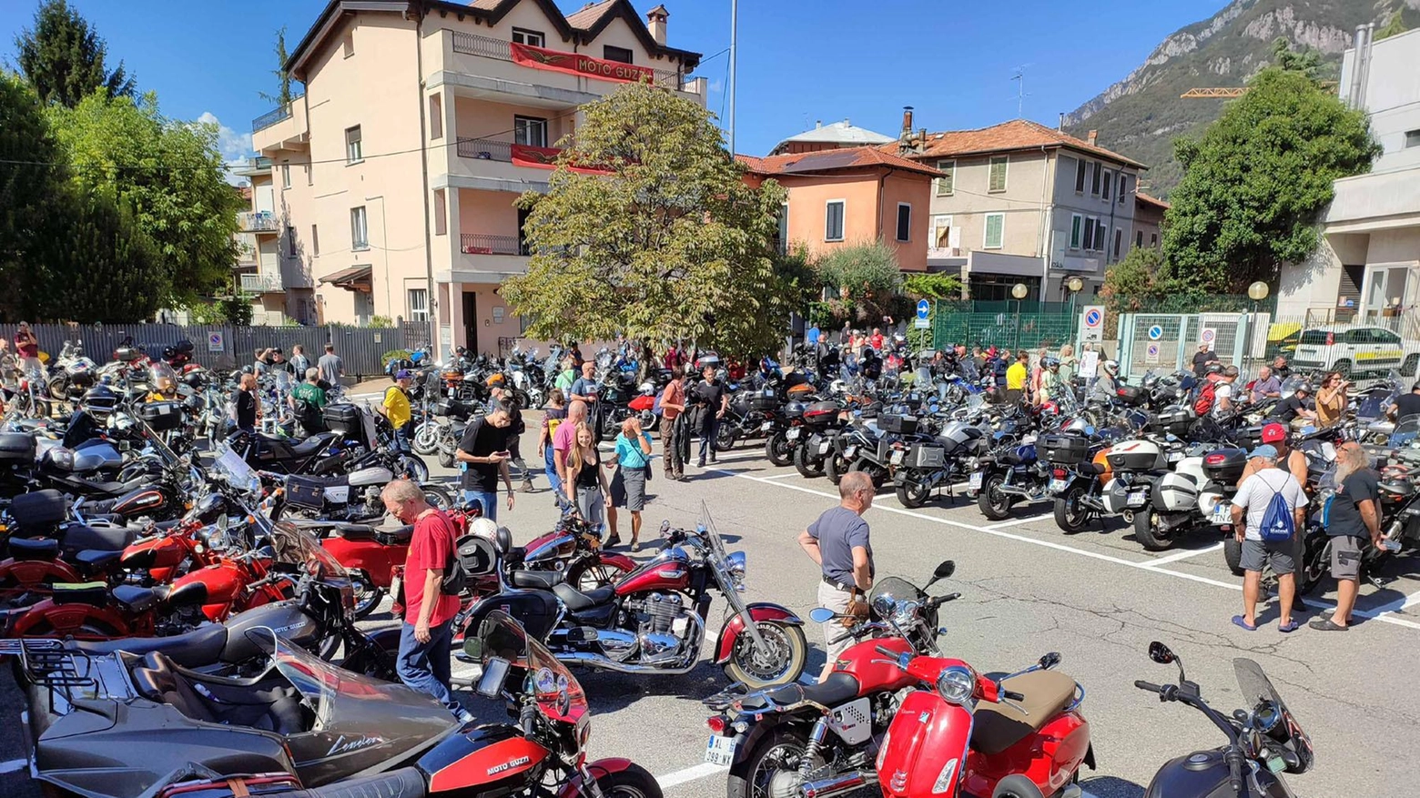 Centinaia di motociclisti in parata davanti alla fabbrica Moto Guzzi