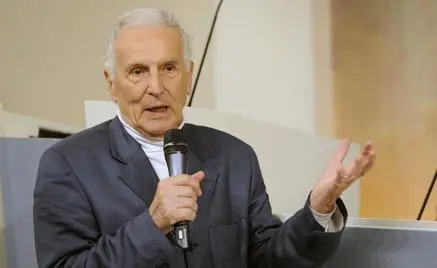 Silvio Garattini, 96 anni, e i segreti contro il caldo: “Via burro, carni rosse e alcol. Il sole (ma dopo le 17) stimola la vitamina D: attenti alle pastiglie, vietati i sonniferi”