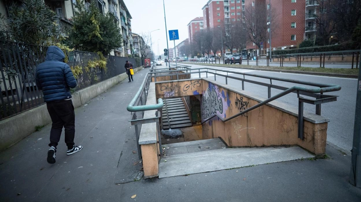 Uno scorcio di via Amoretti, dove è stato soccorso il sedicenne (Foto Canella) Uno scorcio di via Amoretti, dove è stato soccorso il sedicenne (Foto Canella)