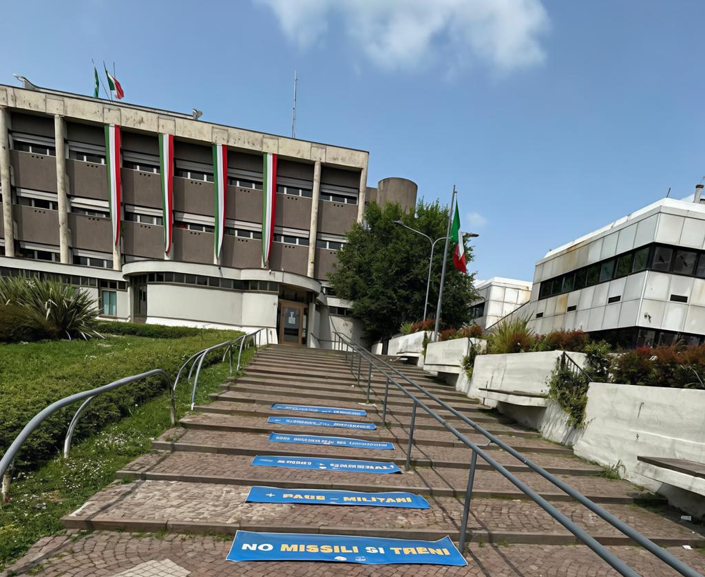 L’invasione di striscioni per fermare la guerra L’invasione di striscioni per fermare la guerra