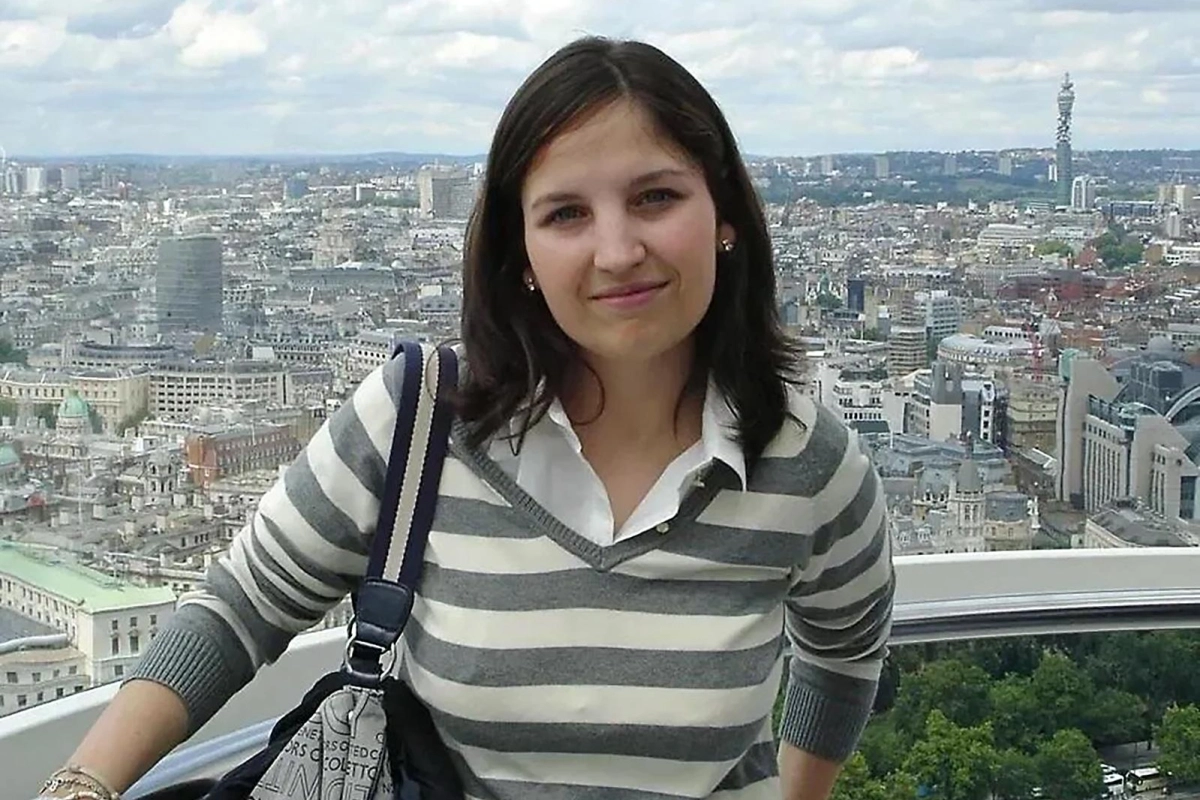 Un'immagine serena e sorridente di Chiara Poggi, durante un viaggio a Londra