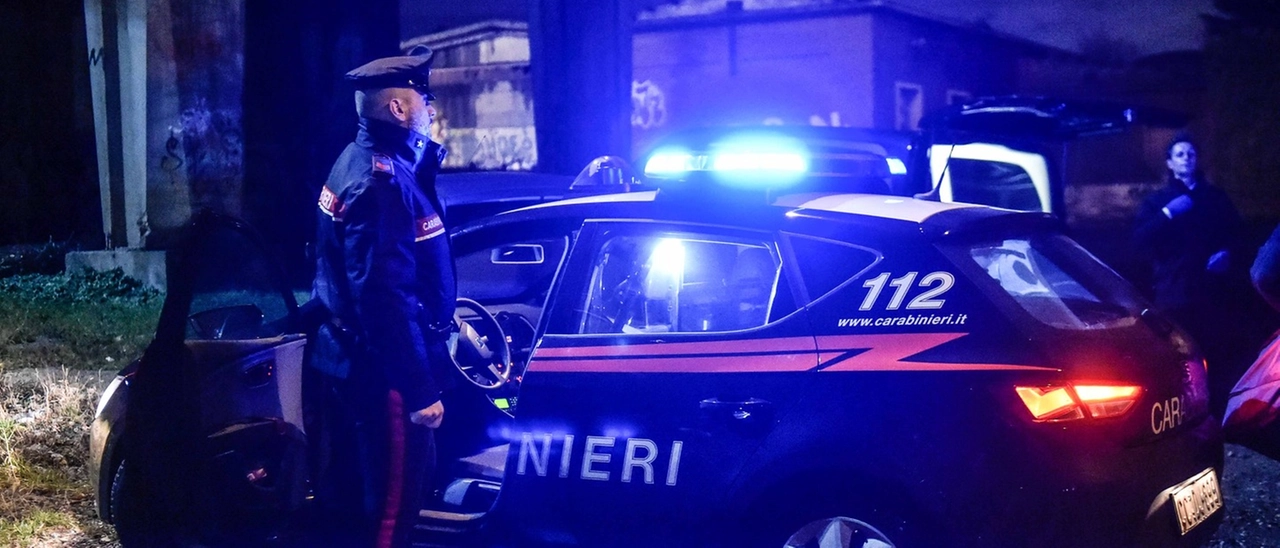 Rapina un coetaneo e lancia bottiglie contro i veicoli in transito: arrestato sedicenne