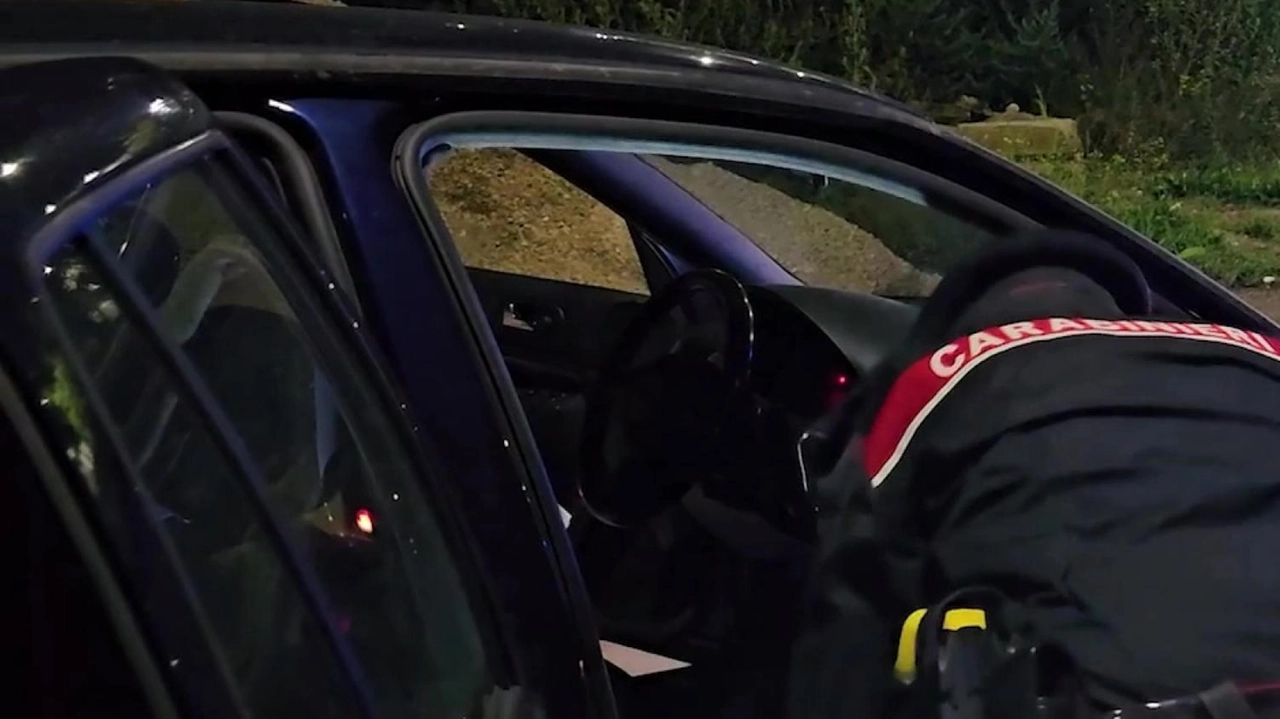 Due uomini arrestati a Biassono per furto su auto e resistenza a pubblico ufficiale dopo rocambolesco inseguimento dei carabinieri. Recuperati oggetti rubati. Due uomini arrestati a Biassono per furto su auto e resistenza a pubblico ufficiale dopo rocambolesco inseguimento dei carabinieri. Recuperati oggetti rubati.