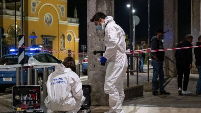 I rilievi della Scientifica sul luogo dell’omicidio dello “zio“ Vittorio Boiocchi allora capo della Curva Nord I rilievi della Scientifica sul luogo dell’omicidio dello “zio“ Vittorio Boiocchi allora capo della Curva Nord