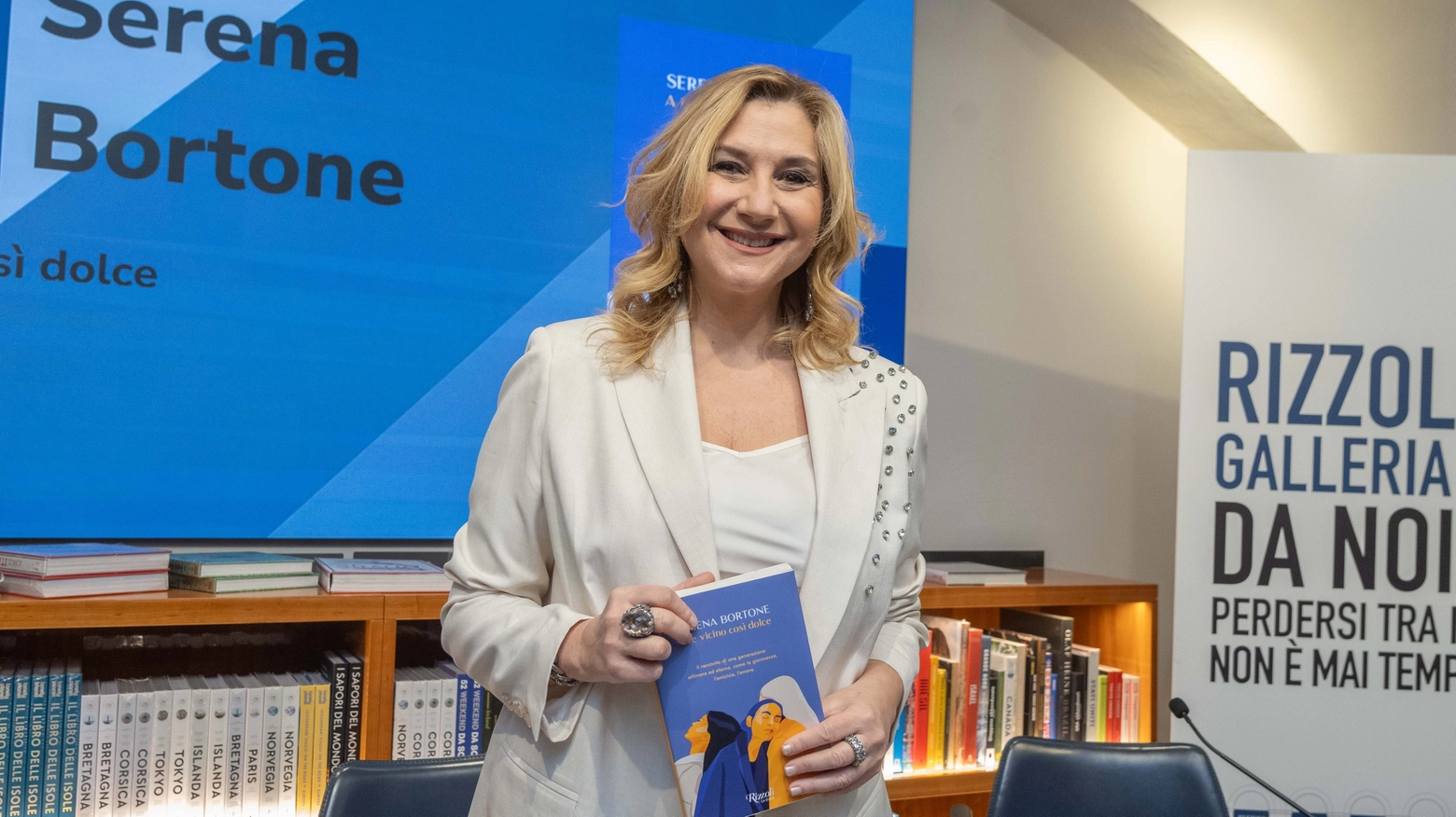 Serena Bortone presenta il suo libro "A te vicino così dolce" alla Libreria Rizzoli in Galleria Vittorio Emanuele (Foto Fasani)