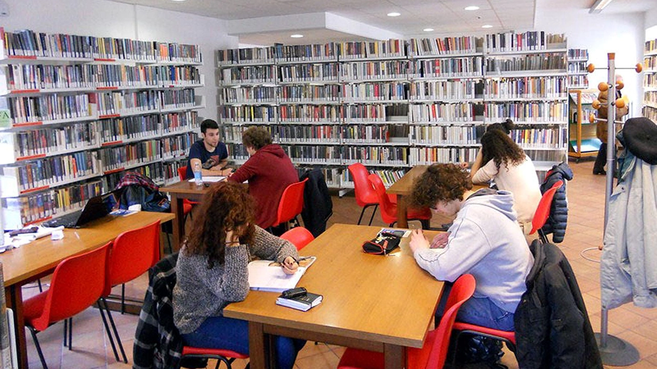 La biblioteca comunale Umberto Pozzoli fa parte del Sistema biblitoecario lecchese che attualmente ha in corso 73.500 prestiti La biblioteca comunale Umberto Pozzoli fa parte del Sistema biblitoecario lecchese che attualmente ha in corso 73.500 prestiti