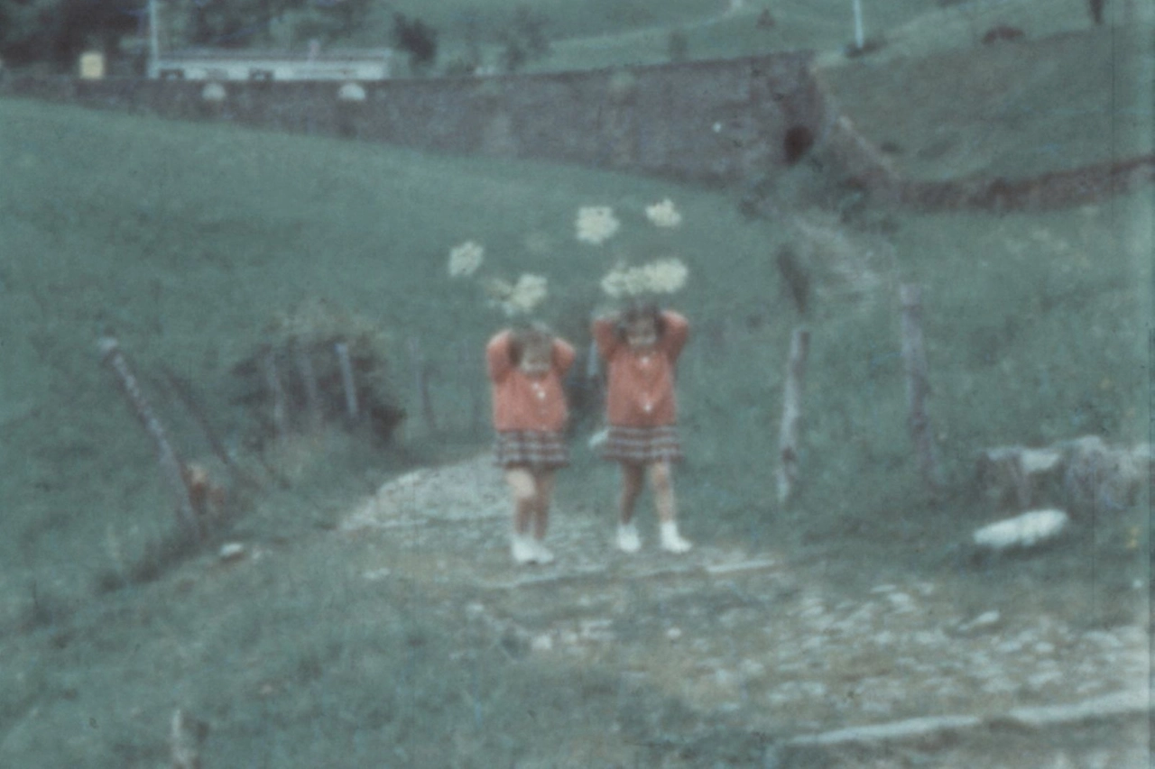 In campagna a raccogliere fiori che... sono quasi più grossi delle stesse bambine