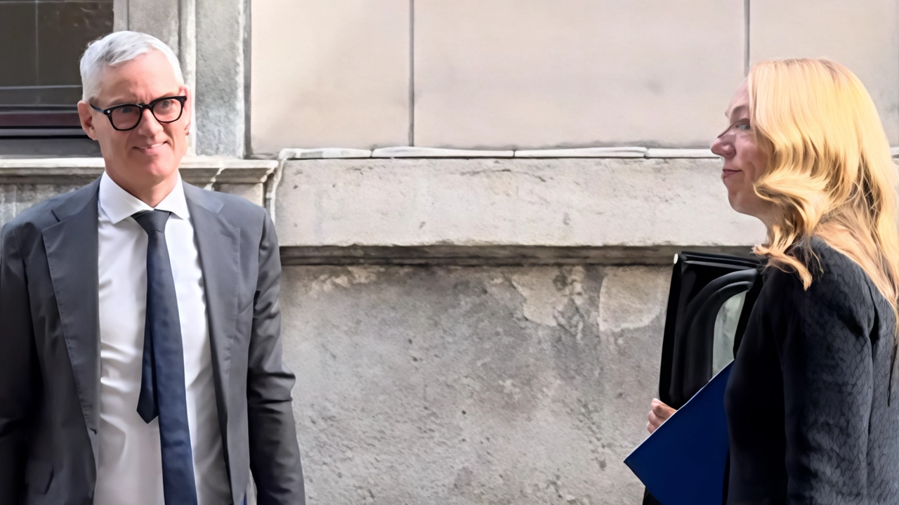 Alessandro Antonello e Katherine Ralph. , dirigenti dell’Inter, all’ingresso in Comune Alessandro Antonello e Katherine Ralph. , dirigenti dell’Inter, all’ingresso in Comune
