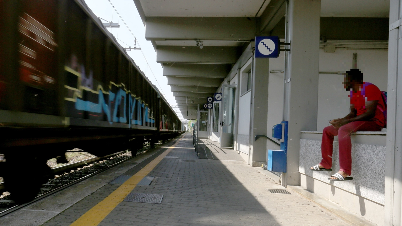 Arcore, la stazione e il parapetto delle scale