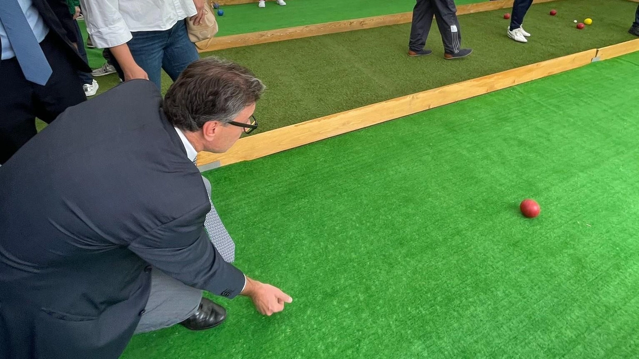 Il ministro Giancarlo Giorgetti fa qualche tiro a bocce a Villa Puricelli di Bodio Davanti a 200 persone e a ospiti del mondo dello sport e dello spettacolo si è concluso il progetto “Invecchiamento attivo – Gioco delle Bocce”