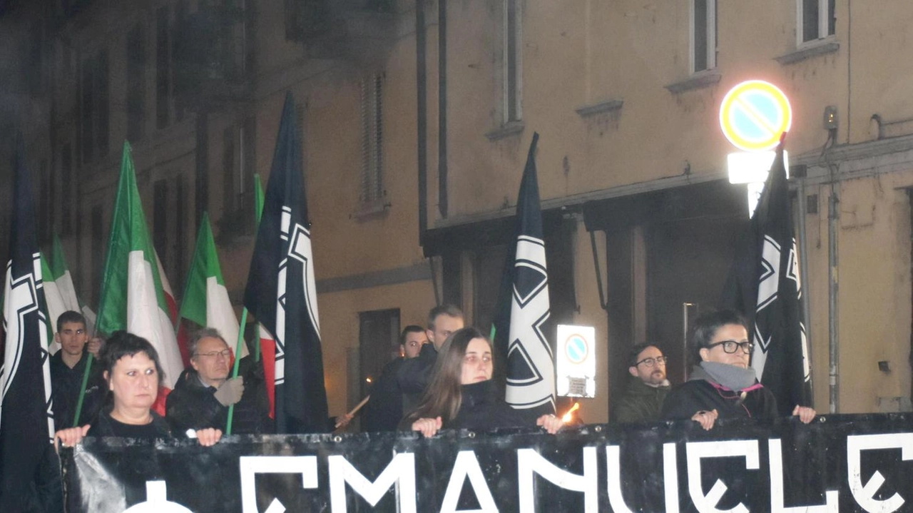Manifestazioni pacifiche e partecipate a Borgo Ticino: estrema destra commemora missino, antifascisti protestano contro decreto Sicurezza. Polemiche ma nessun disordine. Manifestazioni pacifiche e partecipate a Borgo Ticino: estrema destra commemora missino, antifascisti protestano contro decreto Sicurezza. Polemiche ma nessun disordine.