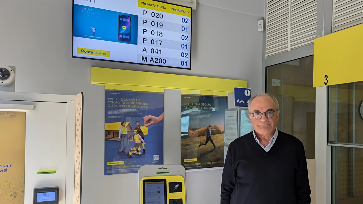 Il direttore dell’Ufficio postale di Cogliate, Antonio Mazzei
