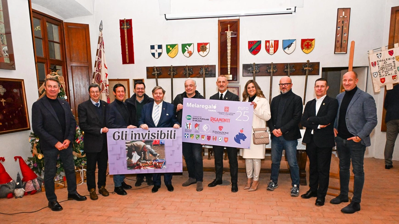La cerimonia delle contrade al Castello Consegnate le tessere per la spesa alle famiglie in difficoltà La cerimonia delle contrade al Castello Consegnate le tessere per la spesa alle famiglie in difficoltà
